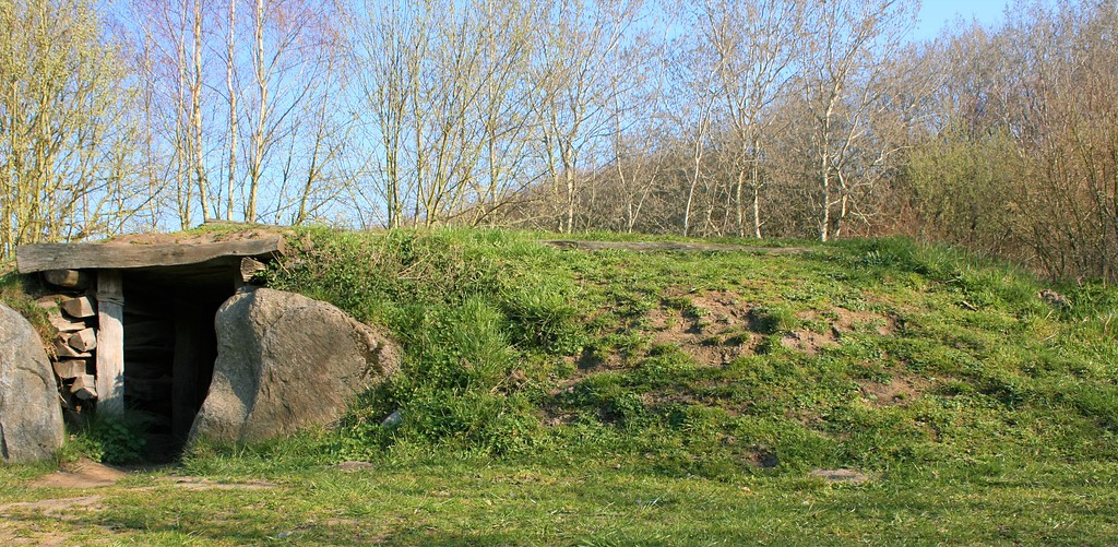 Der begehbare Nachbau eines Großsteingrabes im Steinzeitpark Dithmarschen in Albersdorf (2019)