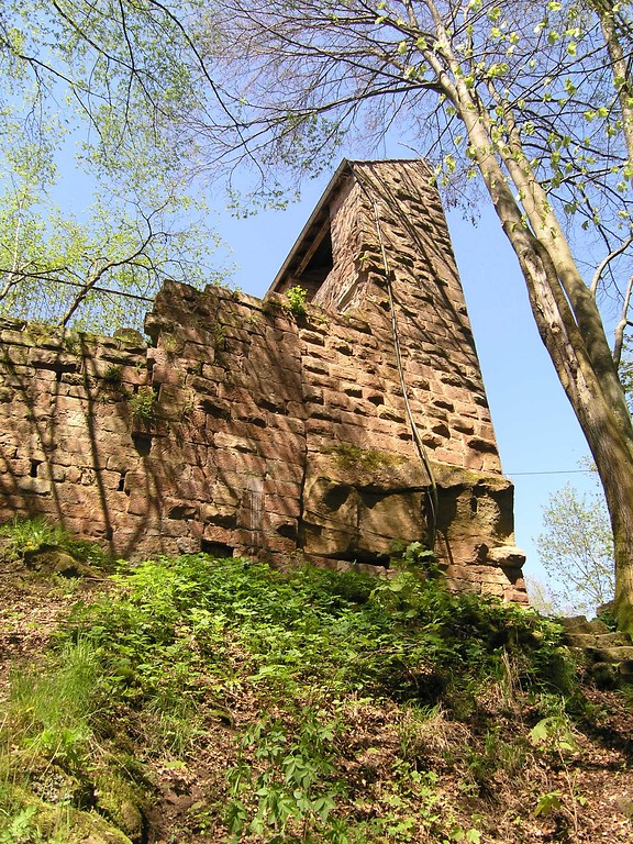 Burgruine Wilenstein bei Trippstadt: der Rest des runden, später viereckig ummauerten Bergfrieds (2005).