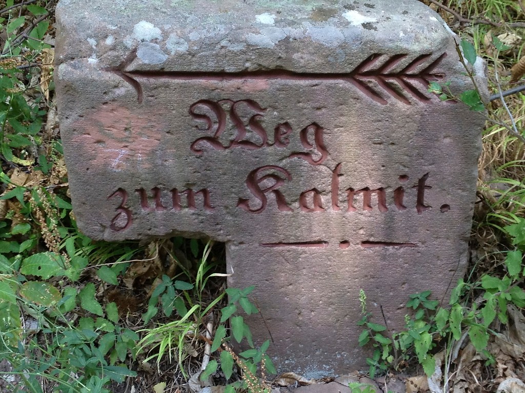 Beschriftete Steine im Pfälzerwald (2012): Sandstein im Pfälzerwald mit der Inschrift "Weg zum Kalmit.".