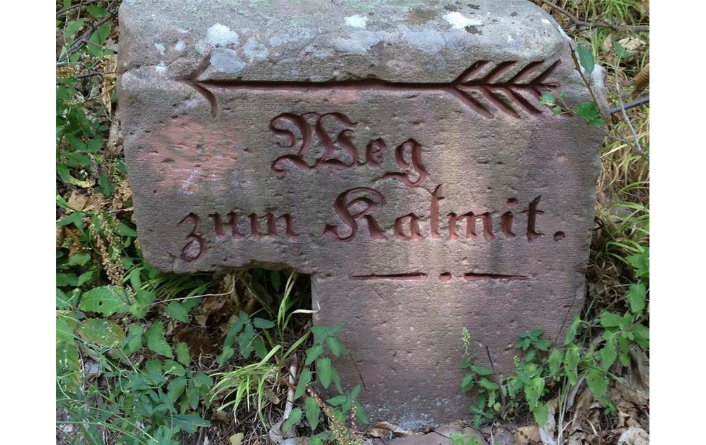 Beschriftete Steine im Pfälzerwald (2012): Sandstein im Pfälzerwald mit der Inschrift "Weg zum Kalmit.".