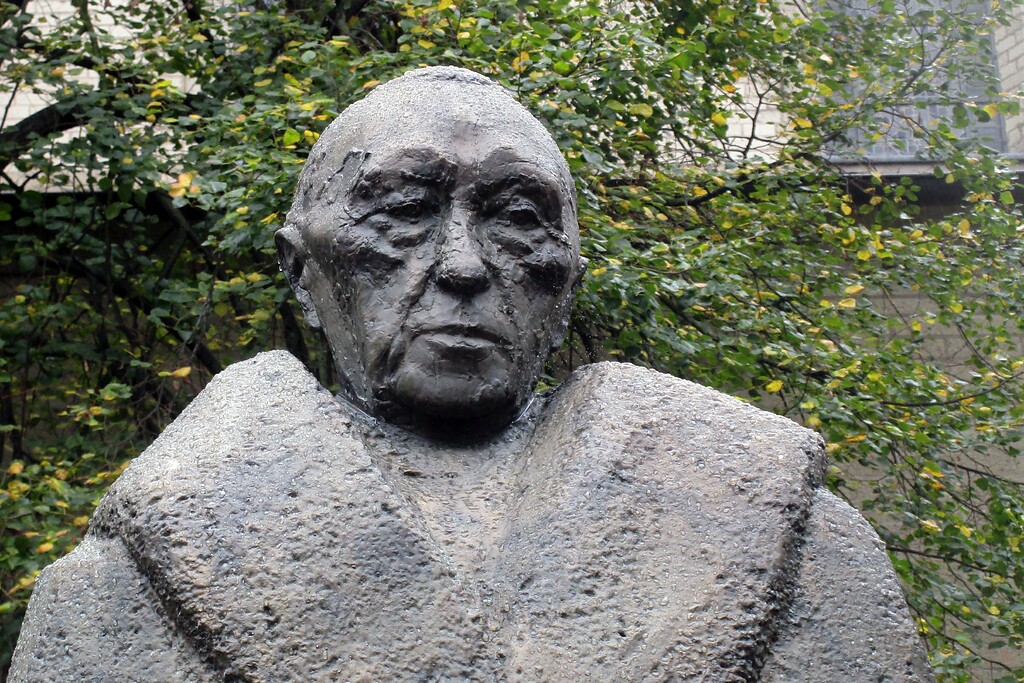 Portät Konrad Adenauers in Form der Bronzeplastik des ihm gewidmeten Denkmals an Sankt Aposteln in Köln (2020).