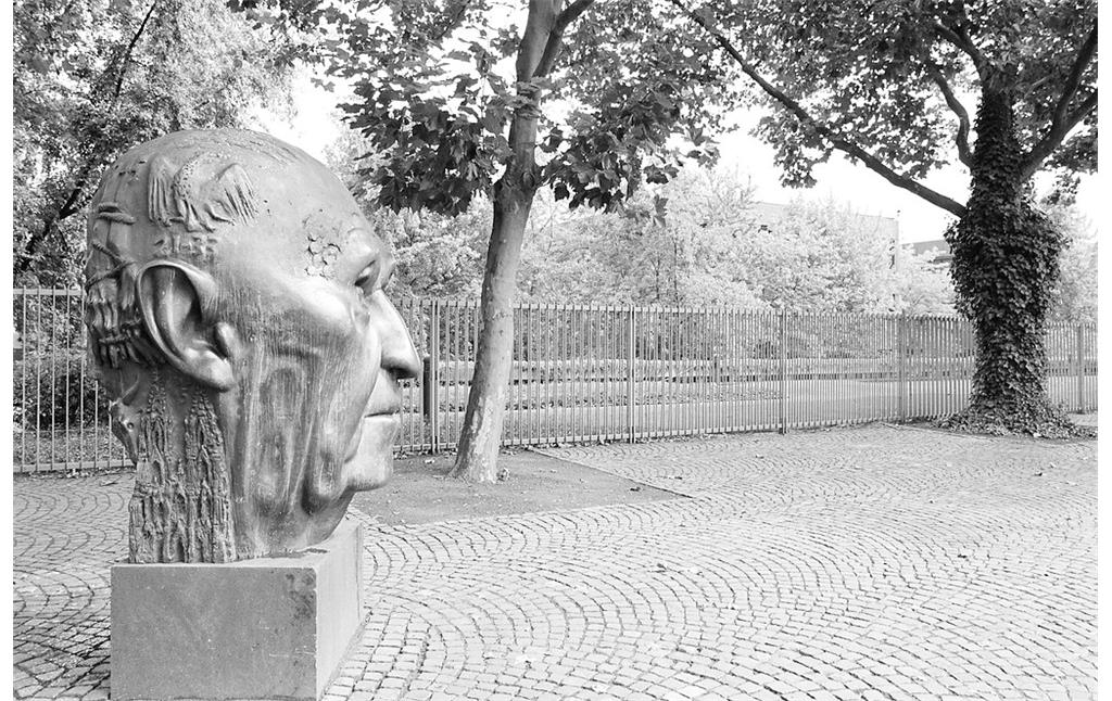 Blick auf den Adenauerkopf, den Porträtkopf des ersten Bundeskanzlers Konrad Adenauer, geschaffen 1981/82 von Hubertus von Pilgrim, am Bundeskanzlerplatz in Bonn vor dem ehemaligen Bundeskanzleramt (1999)