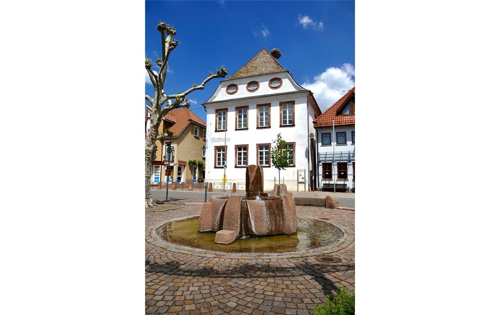 Das Rathaus in Kirrweiler (Pfalz) vom Brunnenplatz aus (2021)