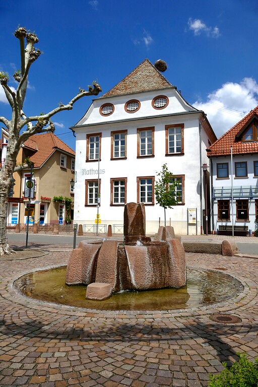 Das Rathaus in Kirrweiler (Pfalz) vom Brunnenplatz aus (2021)
