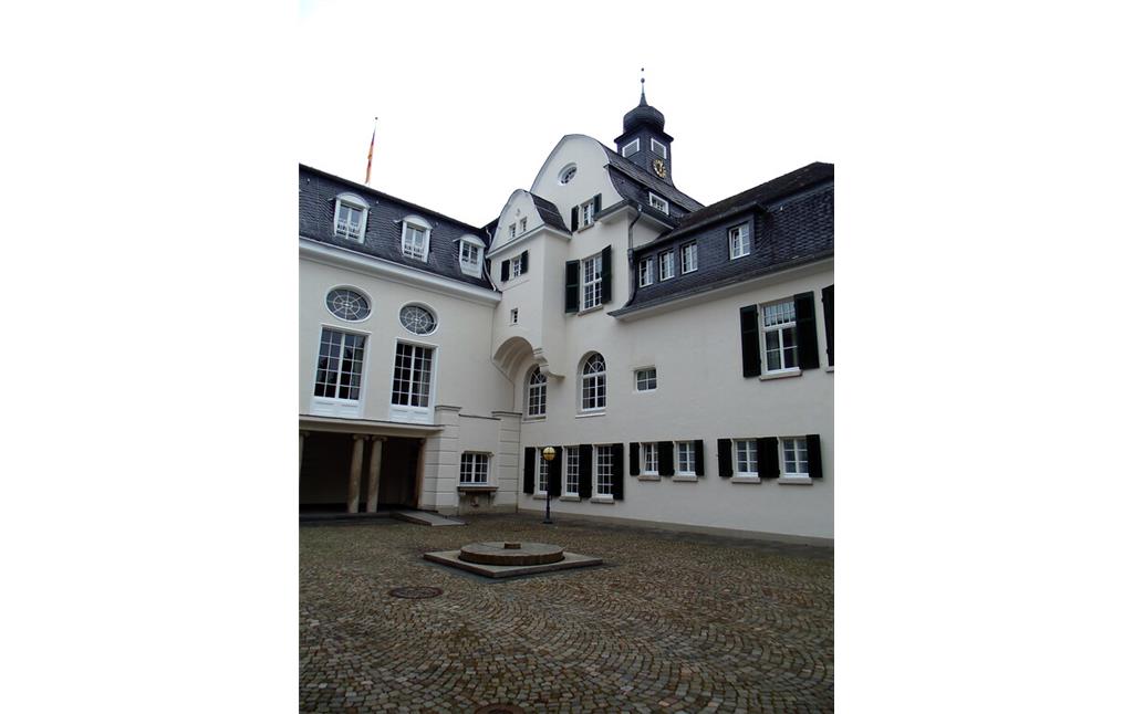 Innenhof des Schlosses Deichmannsaue in Bonn-Rüngsdorf (2020)