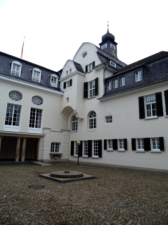 Innenhof des Schlosses Deichmannsaue in Bonn-Rüngsdorf (2020)