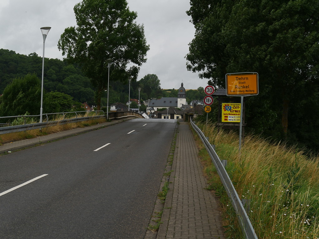 Südliche Auffahrt auf die St. Nikolausbrücke bei Runkel-Dehrn (2017)