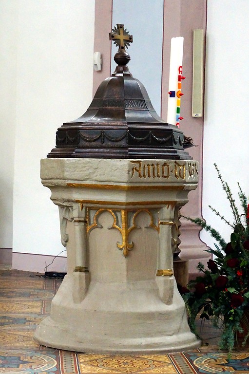 Taufstein in der Katholischen Pfarrkirche St. Peter in Zell (2015)