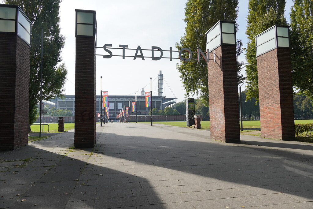 Blick von Norden entlang des Oskar-Rehfeldt-Weges auf das RheinEnergie Stadion im Sportpark in Köln-Müngersdorf (2021)