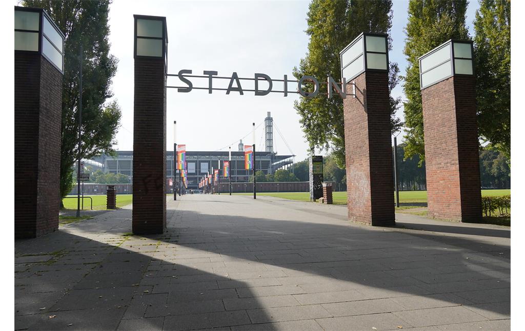 Blick von Norden entlang des Oskar-Rehfeldt-Weges auf das RheinEnergie Stadion im Sportpark in Köln-Müngersdorf (2021)