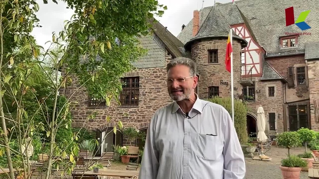 Videoclip mit dem Burgbesitzer Roman Keuthen zur Frühgeschichte des Standorts der Burg Arras bei Alf (2022)