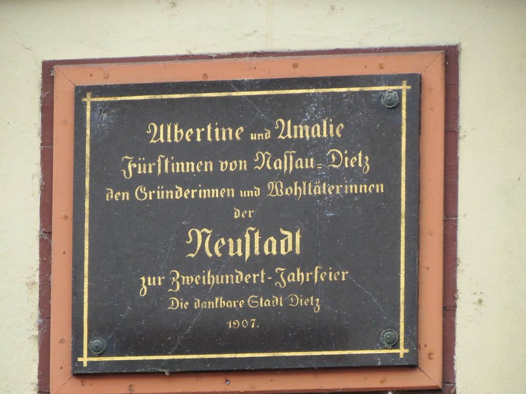 Die Gedenktafel in der sogenannten "Diezer Neustadt" erinnert an ihre Gründung durch die Fürstinnen Albertine und Amalie (2019)