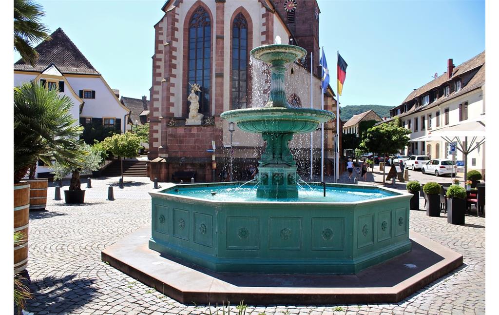 Andreasbrunnen auf dem Marktplatz in Deidesheim (2019)