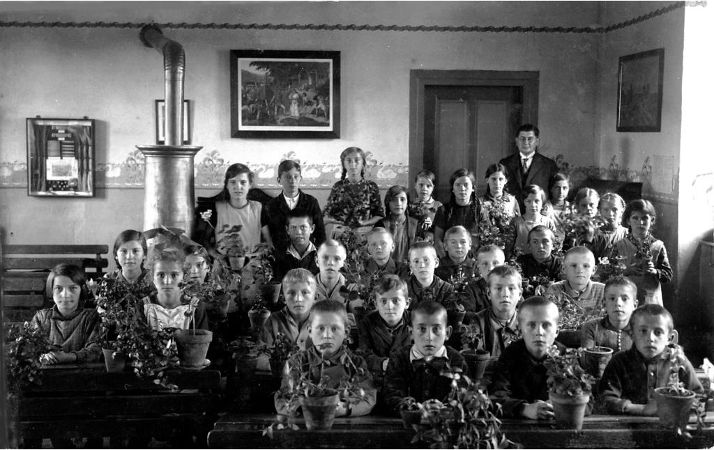 Schulkinder der alten Schule in Dörrebach mit dem Herrn Lehrer Feiten (um 1928)