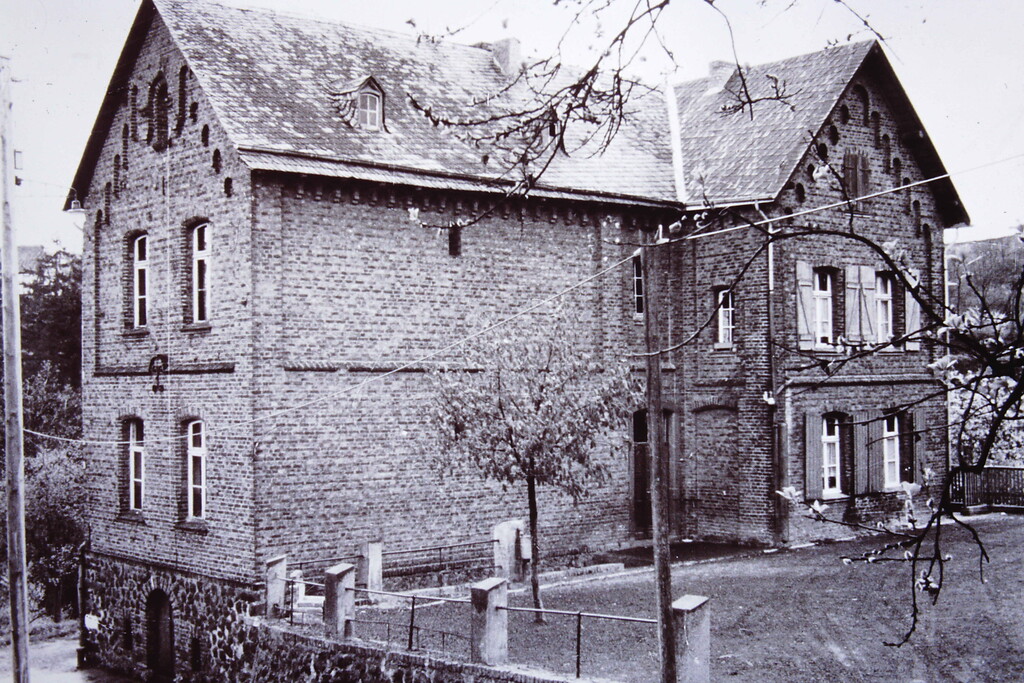 Volksschule Dattenberg in der Kirchstraße 2 (1950er Jahre).