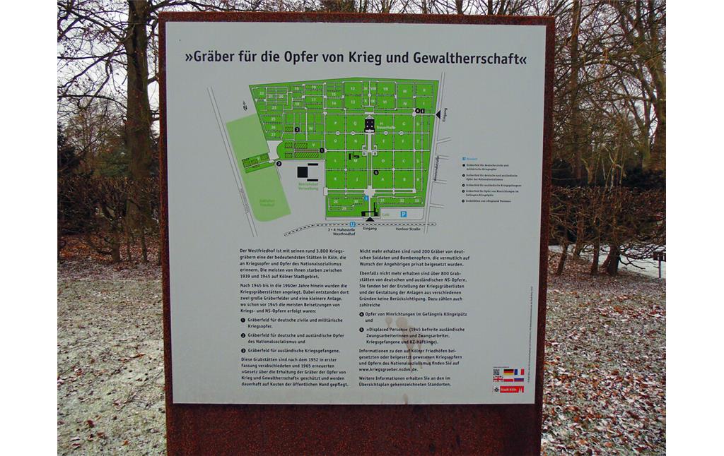 Informationstafel am Haupteingang zu den Anlagen der "Gräber für die Opfer von Krieg und Gewaltherrschaft" auf dem Westfriedhof in Köln-Vogelsang (2021).