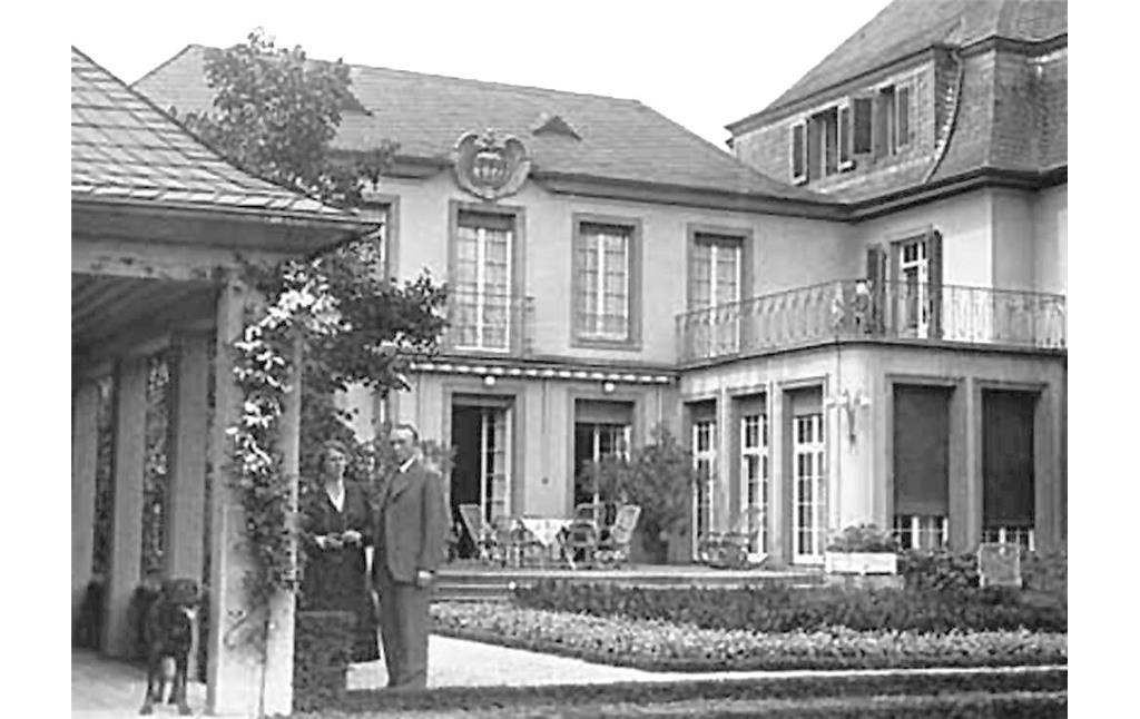 Konrad Adenauer und seine erste Ehefrau Emma, geborene Weyer, hinter ihrer Doppelhaushälfte in Köln-Lindenthal (um 1915)