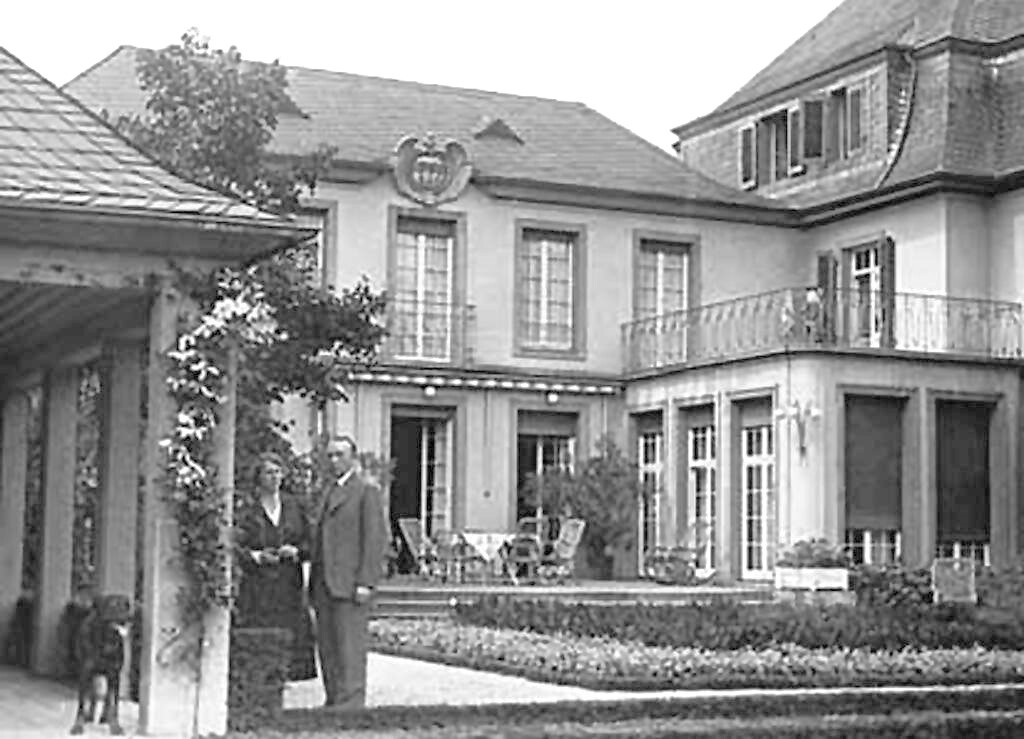 Konrad Adenauer und seine erste Ehefrau Emma, geborene Weyer, hinter ihrer Doppelhaushälfte in Köln-Lindenthal (um 1915)