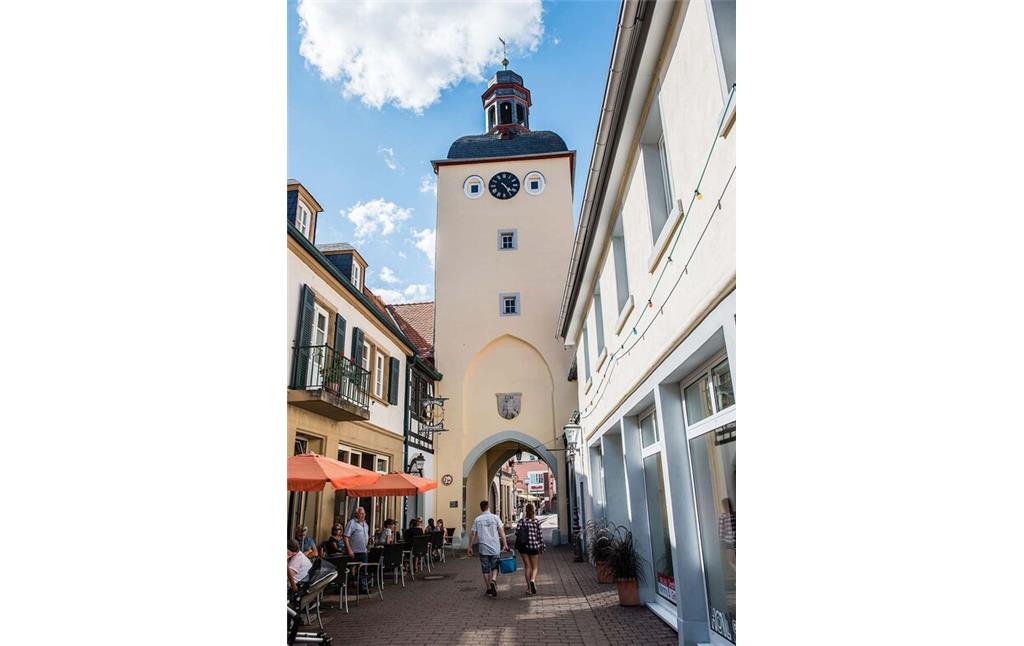 Der Torturm Unteres Tor in Kirchheimbolanden von der historischen Innenstadt aus gesehen (um 2020)
