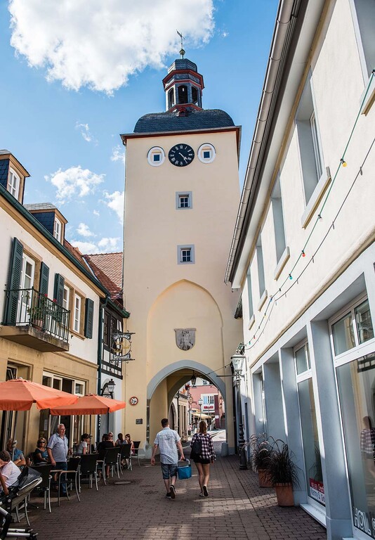 Der Torturm Unteres Tor in Kirchheimbolanden von der historischen Innenstadt aus gesehen (um 2020)