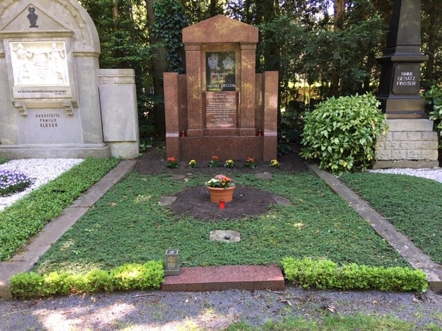 Grabstätte des ehemaligen Kölner Oberbürgermeisters John van Nes Ziegler und seiner Gattin Anneliese, geb. Thies, auf dem Melatenfriedhof in Köln-Lindenthal (2009).