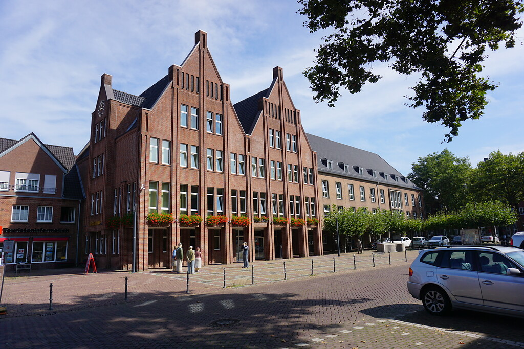 Rees. Rathaus am Marktplatz, Neubau vorne, Altbau hinten (2021)