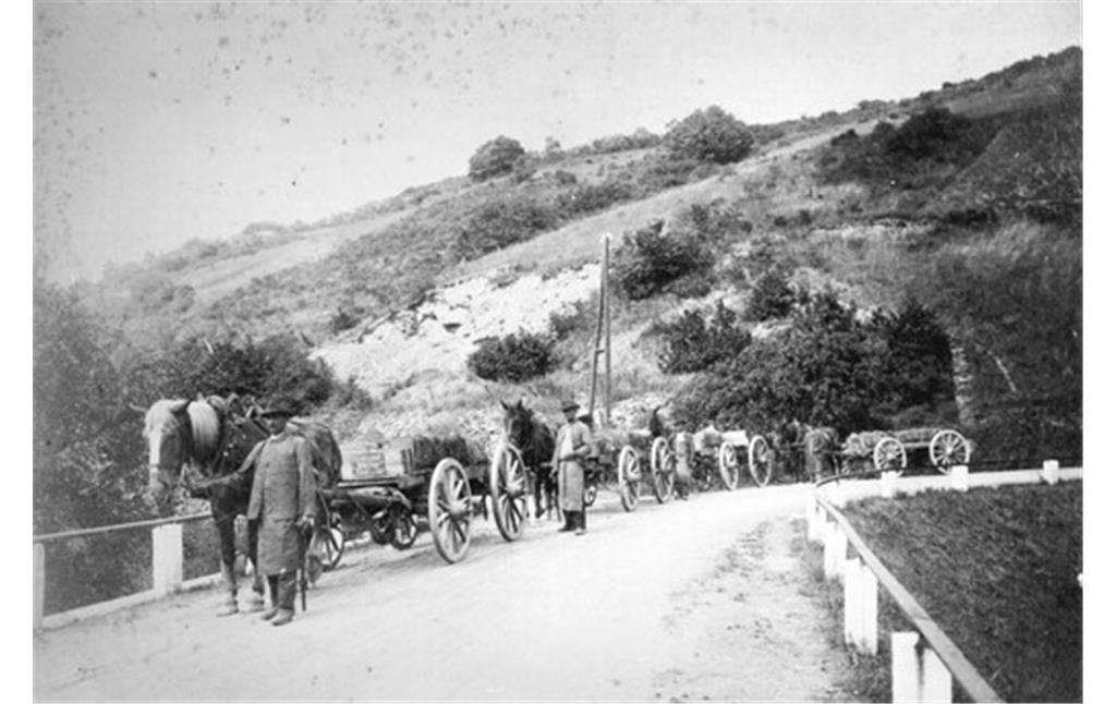 Die Schieferplatten aus den höheren Kauber Regionen (Viktoria, Jacobsberg) mussten mit Fuhrwerken ins Tal nach Kaub zur Bahnverladung gebracht werden (um 1910)