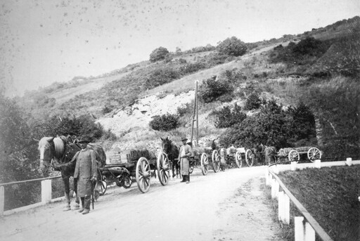 Die Schieferplatten aus den höheren Kauber Regionen (Viktoria, Jacobsberg) mussten mit Fuhrwerken ins Tal nach Kaub zur Bahnverladung gebracht werden (um 1910)