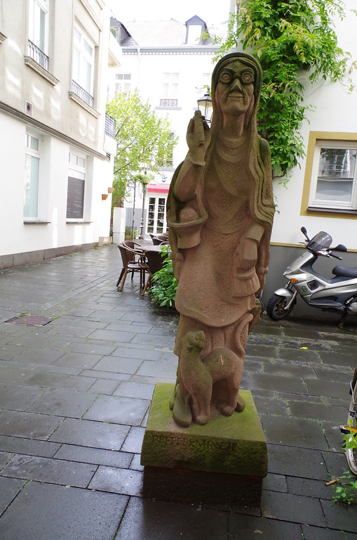 Steinfigur "Das Pfefferminzje" aus der Serie der Koblenzer Originale in der Mehlgasse in der Koblenzer Altstadt (2014)
