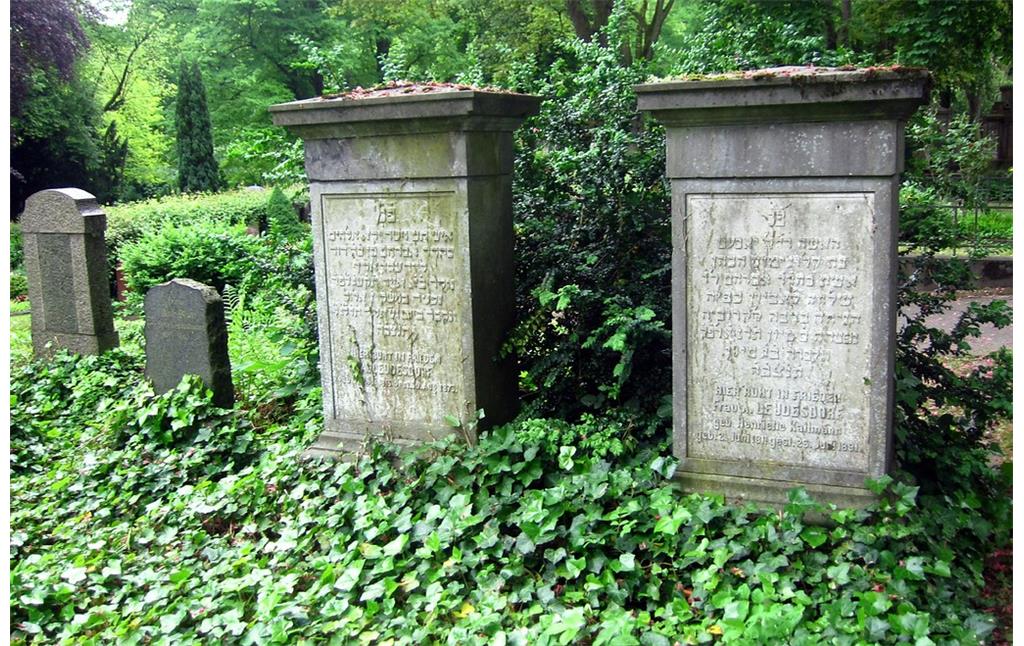 Mehrere Grabsteine der jüdischen Abteilung auf dem Bonn-Bad Godesberger Burgfriedhof (2014).