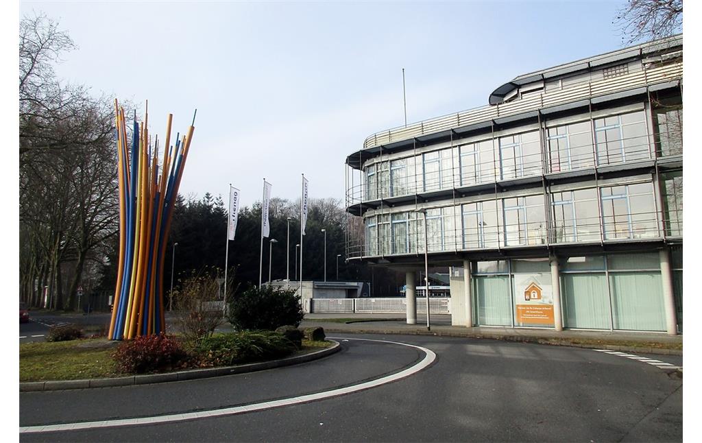 Verwaltungsgebäude der rhenag Rheinische Energie AG am Siegwerk in Siegburg (2017).
