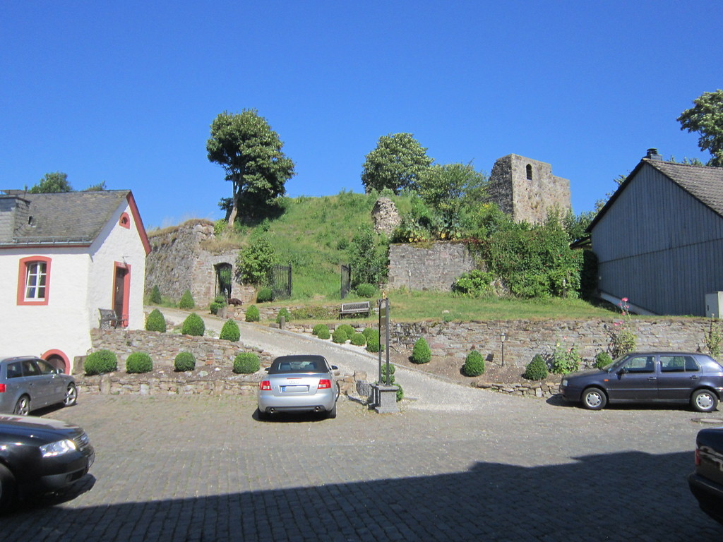 Dahlem-Kronenburg. Blick vom Amtshaus auf die Burgruine mit dem ehemaligen Zugang (2016)