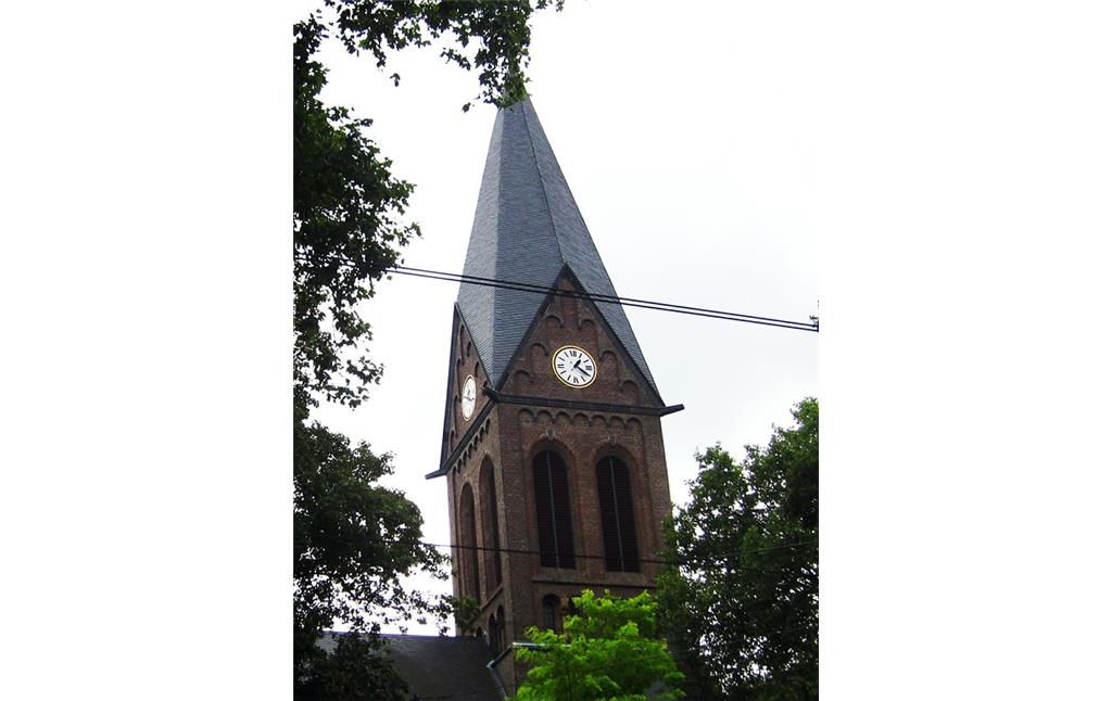 Kirchturm der katholischen Pfarrkirche St. Audomar in Frechen (2013).