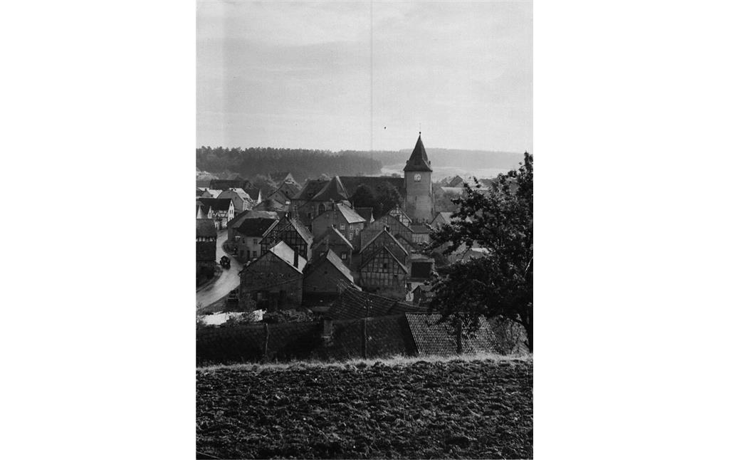 Historische Aufnahme (1920er Jahre): Die katholische Pfarrkirche St. Vinzenz innerhalb der Ortslage Kelberg.