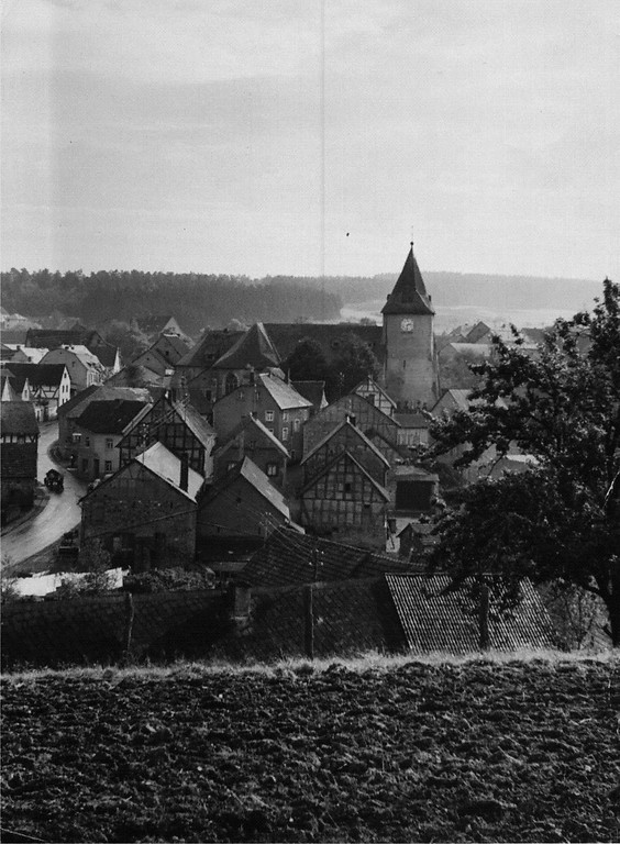 Historische Aufnahme (1920er Jahre): Die katholische Pfarrkirche St. Vinzenz innerhalb der Ortslage Kelberg.