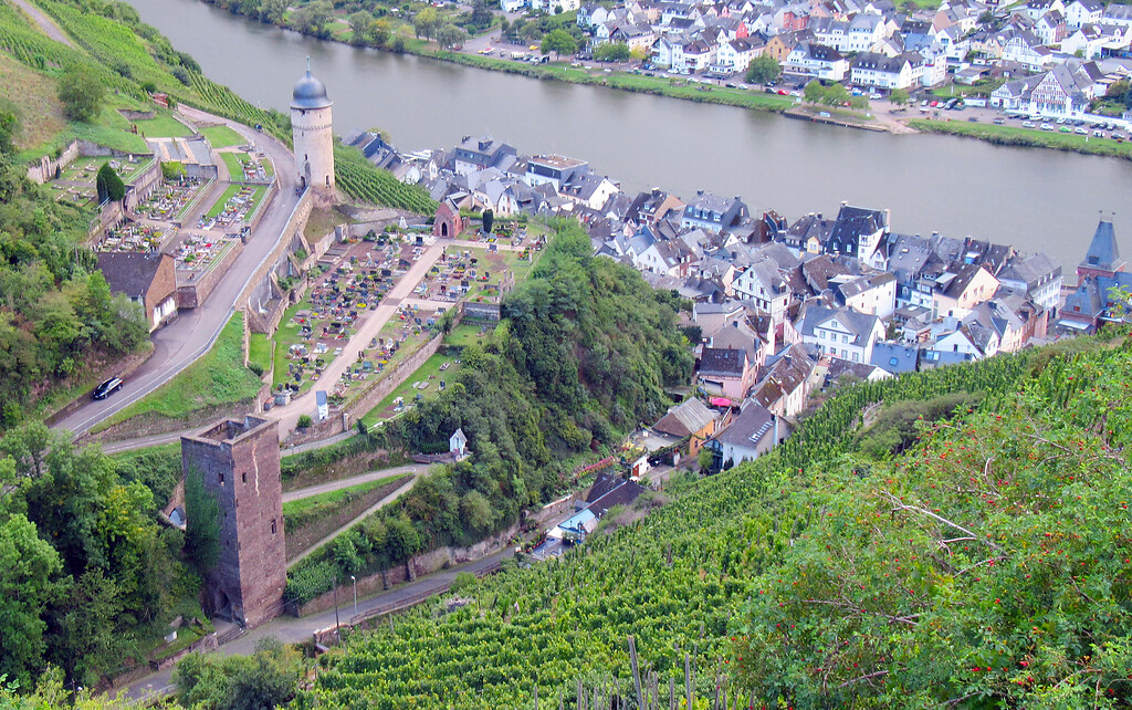 Blick vom Aufstieg des Weinberg-Wanderwegs "Collis Steilpfad" auf die Mosel sowie den "Runden Turm" und den "Viereckigen Turm" in Zell (2020).