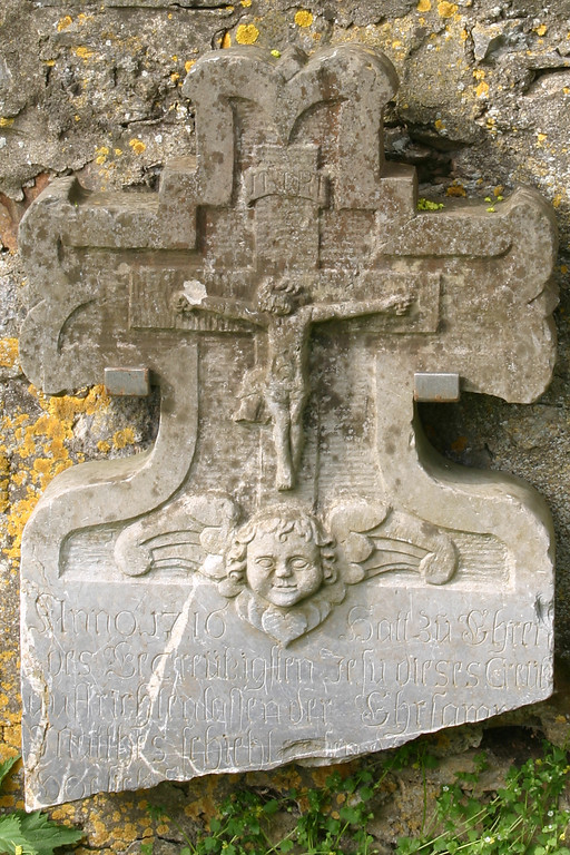 Grabdenkmal auf dem Friedhof an der St. Lubentius-Kirche in Dietkirchen (2014)