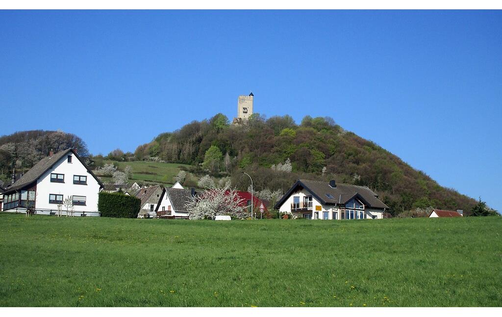 Blick aus südöstlicher Richtung auf den Burgberg und die Ruine der Burg Olbrück bei Niederdürenbach-Hain (2020).