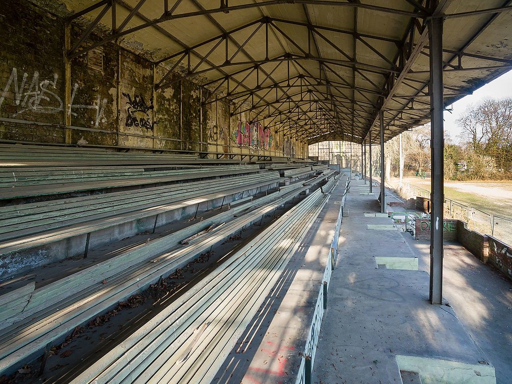 Blick über die Holz-Stahl-Konstruktion der Tribüne des Weidenpescher Stadions in Köln (2012)