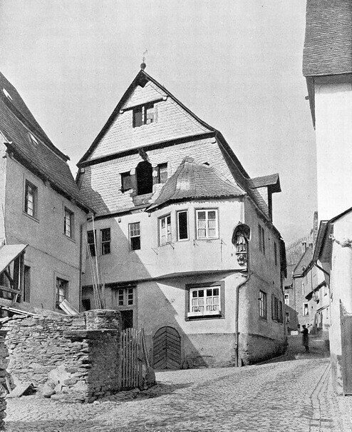 Das Eckhaus Auf dem Bach 5 in Briedel, die Fachwerkfassade war zu diesem Zeitpunkt verputzt (um 1920).