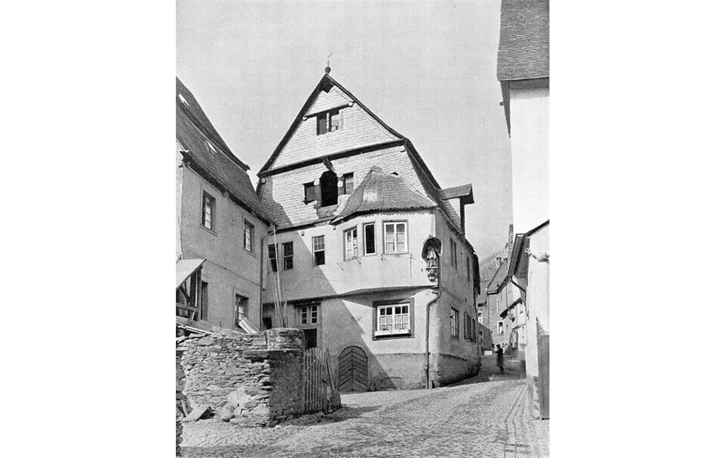 Das Eckhaus Auf dem Bach 5 in Briedel, die Fachwerkfassade war zu diesem Zeitpunkt verputzt (um 1920).