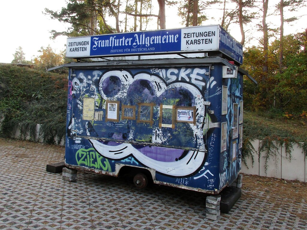 Das seit den 1970er-Jahren bis 2021 in Bonn betriebene Zeitungsbüdchen "Das blaue Achteck" am 27. Oktober 2021, unmittelbar nach seinem Transport in das LVR-Freilichtmuseum Kommern, wo es seiner weiteren Verwendung entgegensieht.