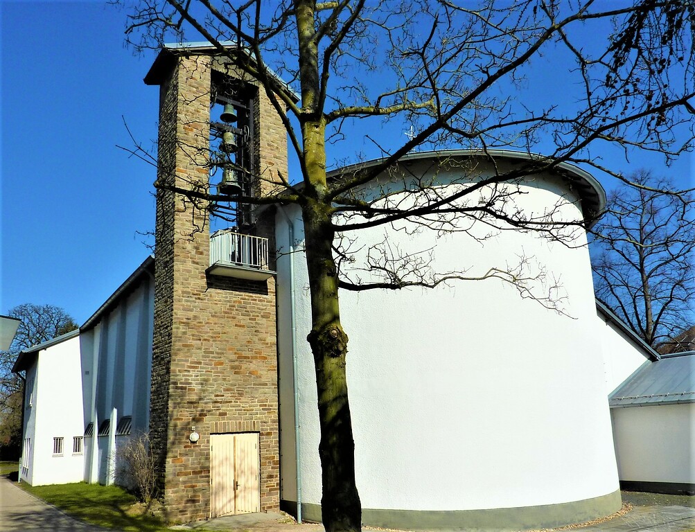 Die St. Anna Kapelle in den Köln-Riehler Heimstätten mit ihrem markanten Glockenturm an der Südwestseite (2014).