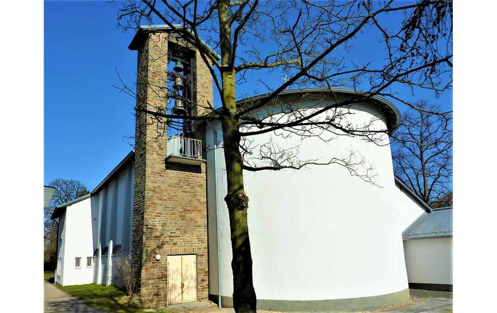 Die St. Anna Kapelle in den Köln-Riehler Heimstätten mit ihrem markanten Glockenturm an der Südwestseite (2014).