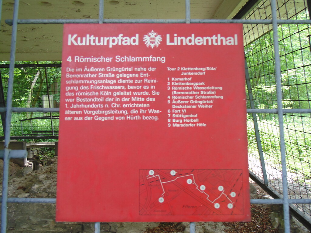 Informationstafel zum Kulturpfad Lindenthal am ehemaligen Absetzbecken der römischen Eifelwasserleitung in Köln-Sülz (2021).