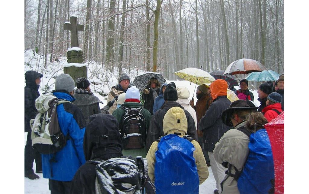 Eine Wandergruppe im Siebengebirge bei einer winterlichen Kulturlandschafts-Exkursion (2010).