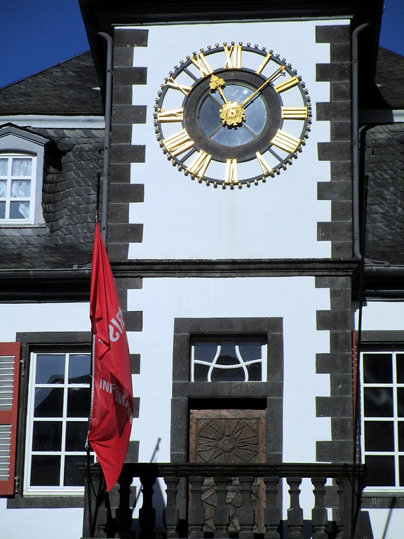 Detailansicht des Uhrenturms und des Balkons in der zweiten Etage am Alten Rathaus am Marktplatz in Mayen (2015)