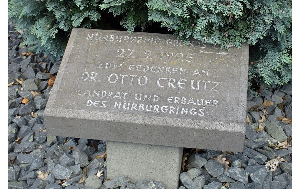 Gedenkstein vor dem Dorint-Hotel am Nürburgring für den 1924-1932 amtierenden Landrat des damaligen Kreises Adenau, Dr. Otto Creutz (1889-1951), der diesen als "Erbauer des Nürburgrings" würdigt (2020).