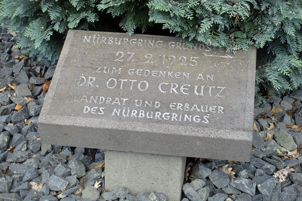 Gedenkstein vor dem Dorint-Hotel am Nürburgring für den 1924-1932 amtierenden Landrat des damaligen Kreises Adenau, Dr. Otto Creutz (1889-1951), der diesen als "Erbauer des Nürburgrings" würdigt (2020).