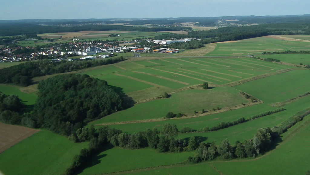 Luftbild des Grasser Berges, links im Wäldchen die Grabungsstelle (2010)